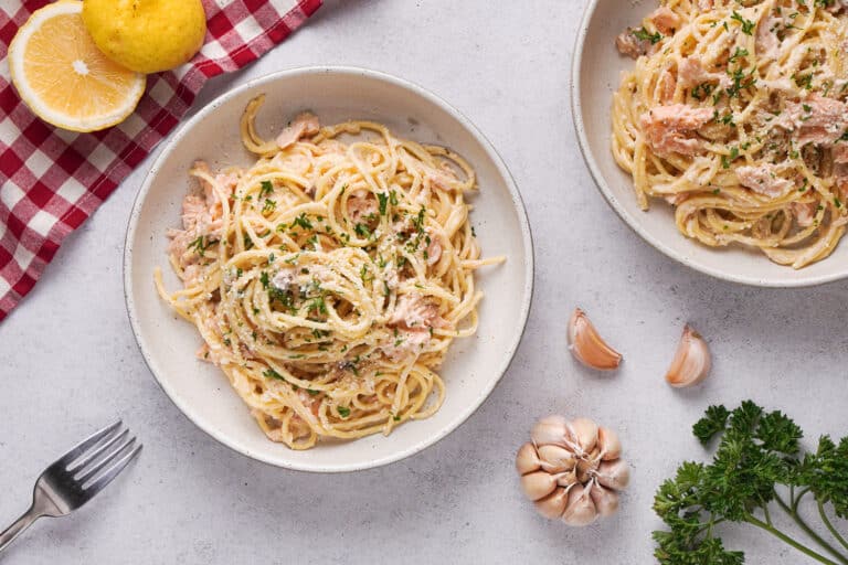 Easy Creamy Garlic Salmon Pasta